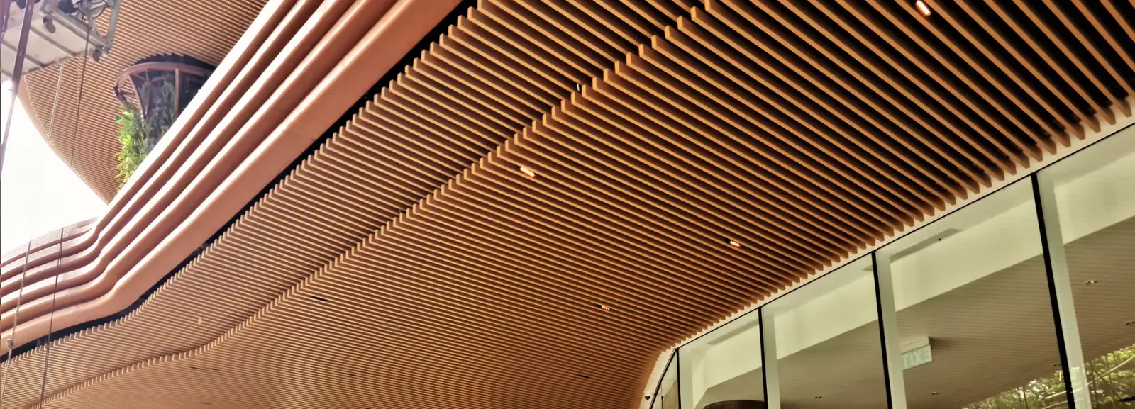 Kombinasi Minimalis Screen dan Plank Ceiling untuk Tampilan Bangunan Modern