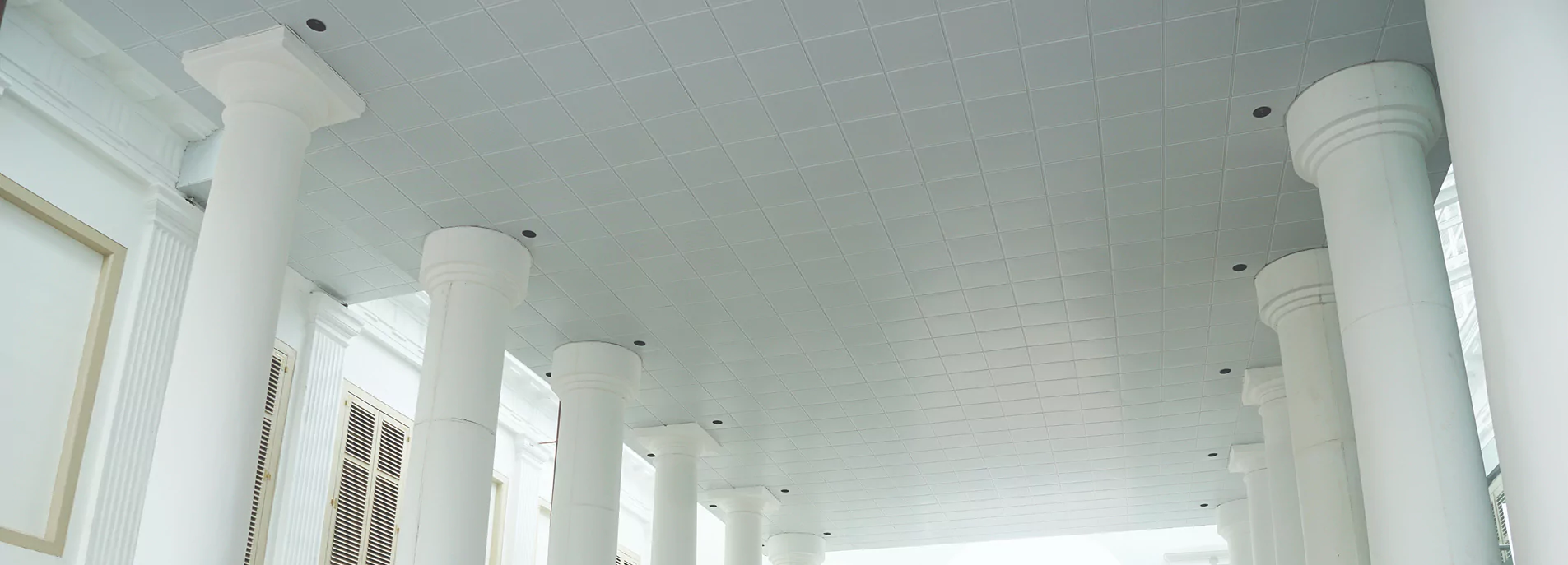 Lay-in, Snap-in, atau Grid Ceiling: Pilih Sistem Plafon Metal yang Tepat